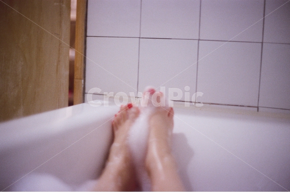 욕실,욕조,거품,발,패디큐어,화장실,목욕,낭만,거품목욕,편안함,안정,cozy,깨끗함,빈티지,물,사람,인물,인간,human,person,신체일부,몸,body,뷰티,미용,beauty treatment,감성,sensible,feeling,휴식,힐링,rest,relaxation,healing