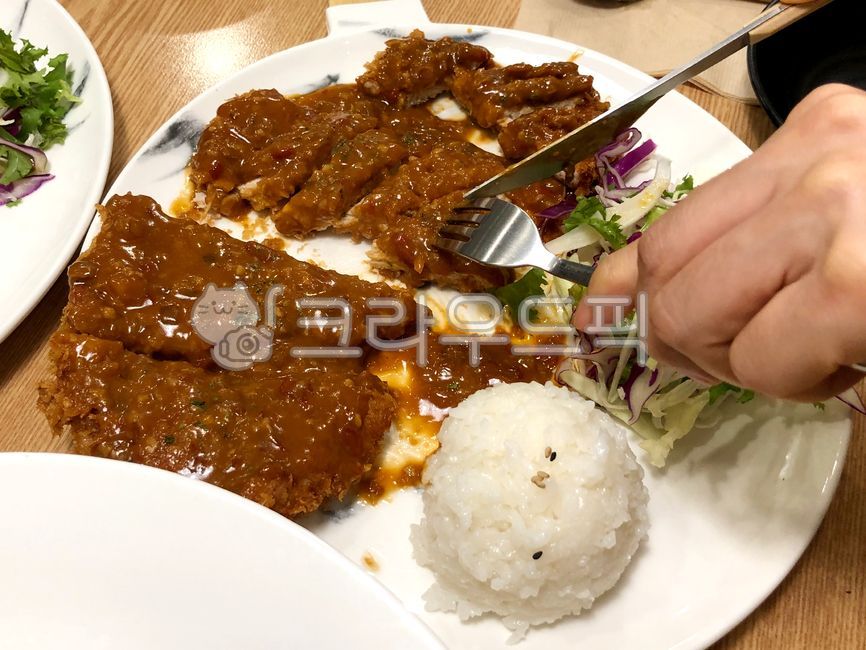 돈가스,돈까스,매콤돈까스,손,포크,나이프,경양식,육류,돼지고기,음식,요리,조리,점심식사,저녁식사,접시,식사,porkcutlet,spicycutlet,hand,fork,knife,lightmeal,meat,pork,food,cooking,lunch,dinner,plate,meal