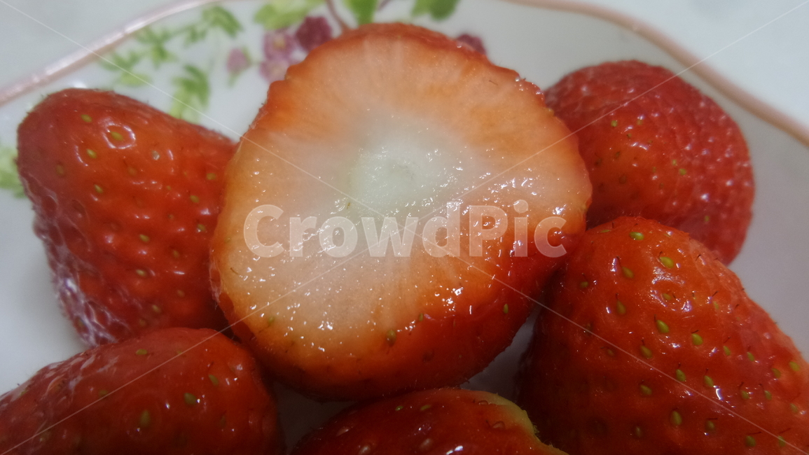 딸기,strawberry,장미과,붉은열매,과일,매,초매,농산물,음식,식재료,요리,food,cook,meal,dishes,food reserves,과일,열매,fruit
