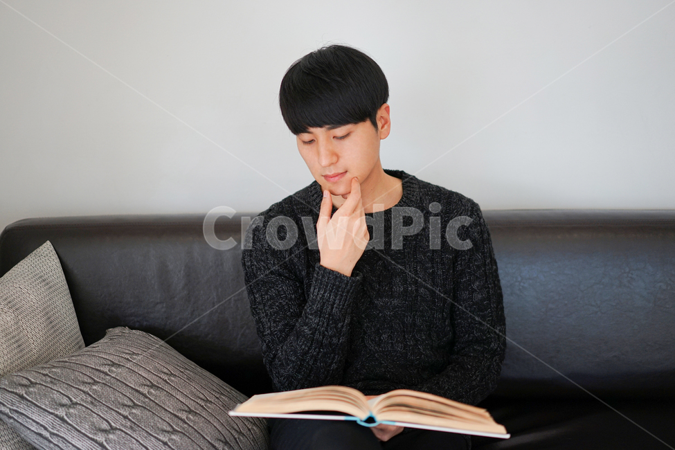 독서,책,남자,남성,쇼파,실내,book,사람,인물,인간,human,person,남성,남자,man,male
