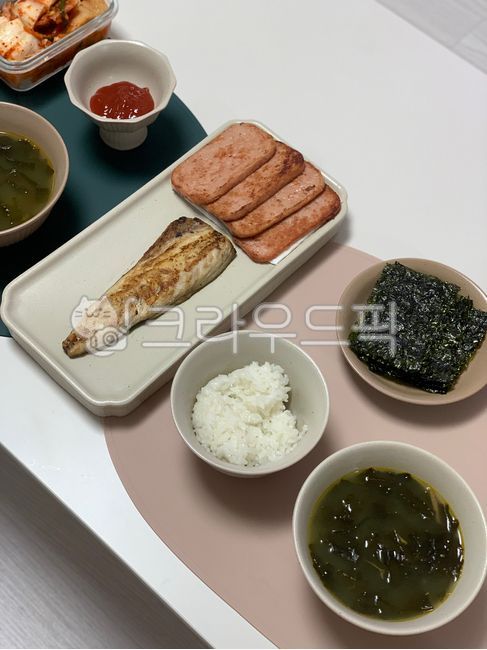 Ketchup,kimchi,Purple seaweed,Grilled Fish,rice,dinner,food,mackerel,seaweed soup,meal,ham,fish,cooking,Grilled Mackerel