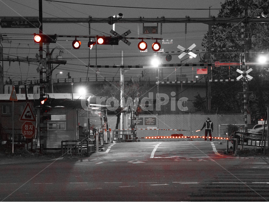기찻길,건널목,흑백,빨간불,신호등,잠수교,야경,밤,풍경,nightscape,night,landscape