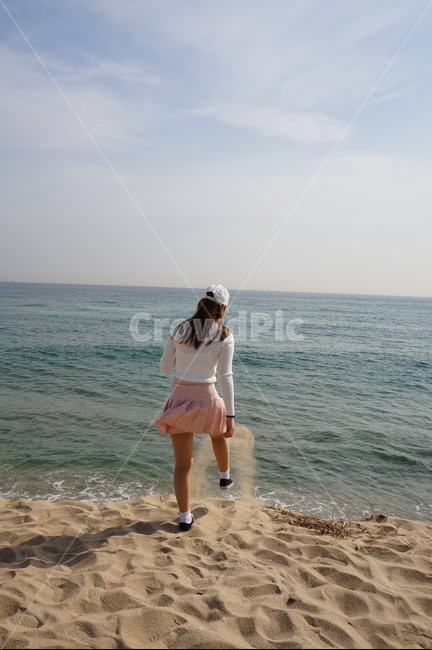 모래발차기,여자,바다,뒷모습,해변,분홍스커트,모자,긴머리,해변,바다,beach,sea,사람,인물,인간,human,person,여성,여자,woman,female,lady,여행,휴가,traveling,vacation,trip