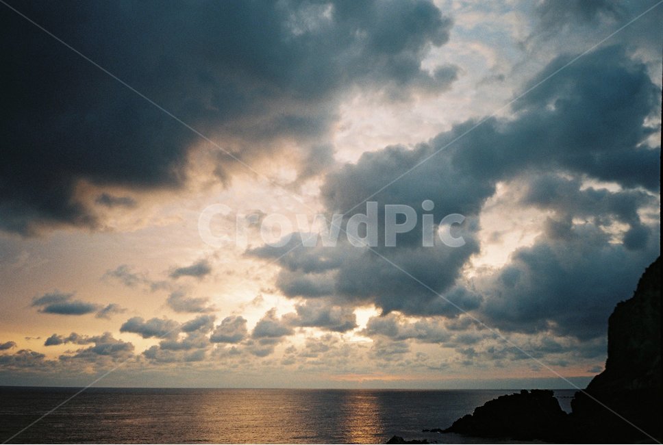 바다,제주도,일출,구름,sea,jejudo,cloud,필름카메라,필름사진,필름,filmphoto,성산일출봉,sunrise,수평선,바다일출,하늘,태양,sky,sun,자연,풍경,nature,landscape,weather,날씨,outdoors,옥외,cumulus,적운