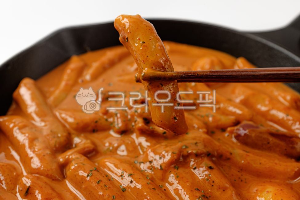 로제떡볶이,떡볶이,로제소스,고추장,크림,떡,양념,소스,한국음식,한국문화,음식,식사,식품,식료품,재료,식재료,음식재료,클로즈업,로제,매콤한,고소한,음식,식재료,요리,food,cook,meal,dishes,food reserves,한식,한국음식,한국요리,korean food,korean dishes,korean meal,korean cook