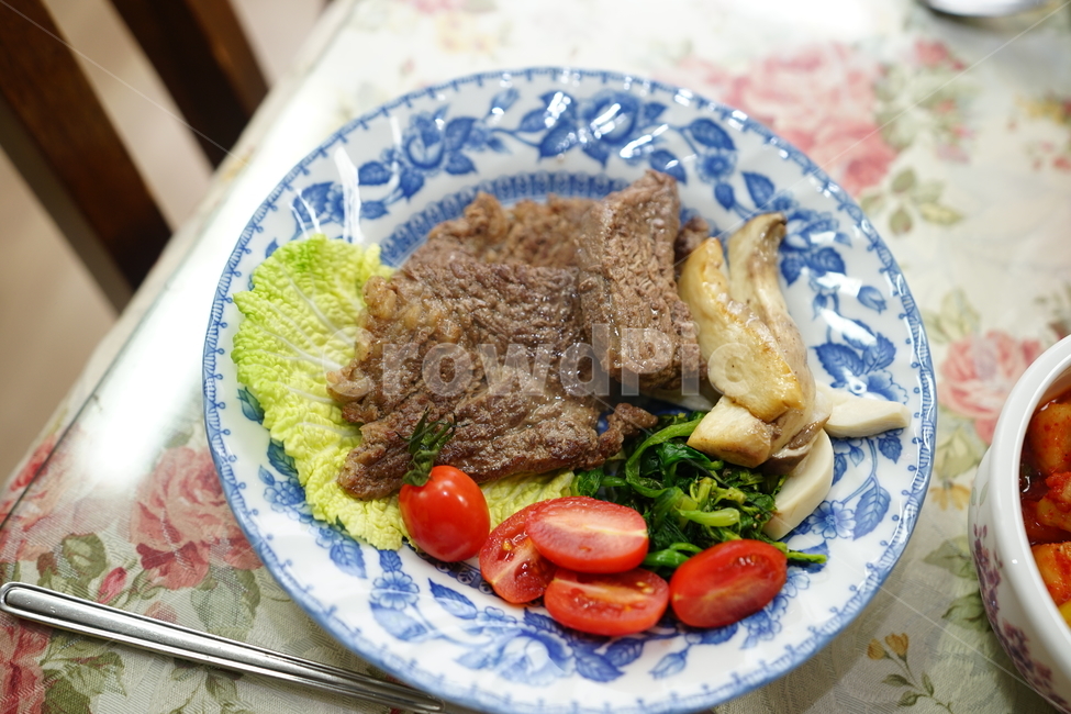 스테이크,야채,고기,토마토,식사,음식,디너,집밥,먹방,푸드,요리,저녁식사,컬러,육류,음식,식재료,요리,food,cook,meal,dishes,food reserves,육류,고기,meat