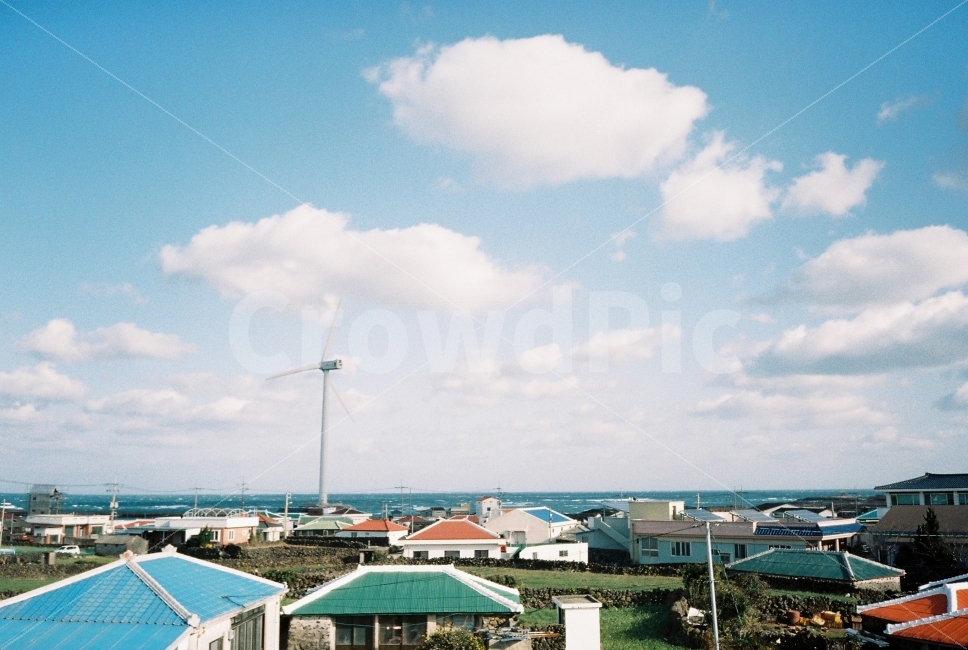 제주,바닷마을,풍력발전기,구름,하늘,마을,파란색,바다,풍경,sea,sky,cloud,blue,landscape,filmphotography,감성,제주도,jeju,jeju island,시골,마을,풍경,landscape,country,rural,town,감성,sensible,feeling