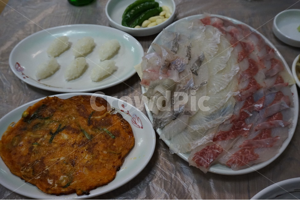 회,광어회,우럭,김치전,김치,도다리,상차림,소스,회식,식사,야식,먹방,단백질,건강,다이어트,활어,물고기,fish,슬라이스,자르다,차리다,셋팅,set,정갈한,정리된,먹는,질감,투명,생선회,생선,바다,바닷가,먹다,스시,맛집,광어,맛있다,맛있는,cook,meal,dishes,수산물,해산물,fisheryproducts,seafood,날것,생것,싱싱한,신선한,참치,와사비,요리,모듬회,회모듬,음식,food,식재료,음식,식재료,요리,food,cook,meal,dishes,food reserves,수산물,해산물,fishery products,seafood
