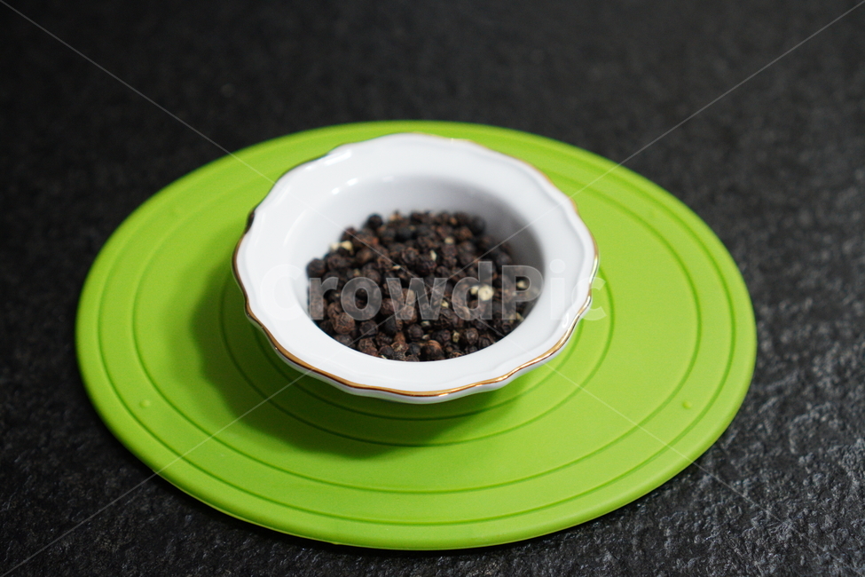 통후추,연두색받침,작은종지,흰색작은접시,작은그릇,dish,smallplate,음식,식재료