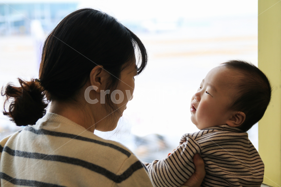엄마,아기,모자,엄마와아들,화난,혼나는,아이,유아,영아,영유아,어머니,가족,남자아이,여성,여자,라이프스타일,일상,생활,귀여운,작은,어린,7개월,인물,모델,사람,인물,인간,human,person,얼굴표정,facial expression,face,여성,여자,woman,female,lady,영유아,아기,애기,아이,infants,baby,감정표현,기분,feeling,emotion