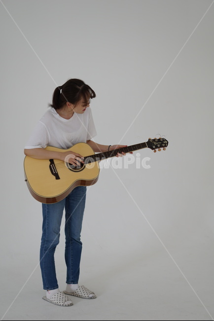 기타,청바지,노래,신남,모델,여성,여자,woman,female,lady,악기,음향기기,musical instrument,musical equipment
