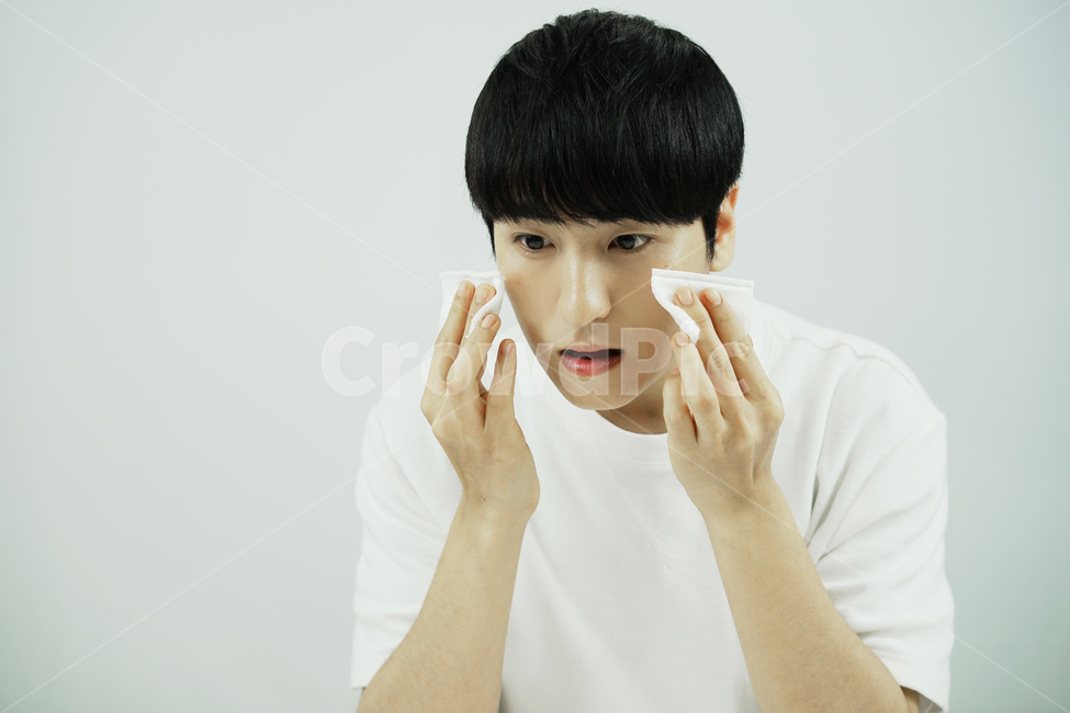 남자,뷰티,스킨케어,피부관리,화장품,로션,beauty,skincare,cosmetic,남성,lotion,그루밍족,사람,인물,인간,human,person,남성,남자,man,male,뷰티,미용,beauty treatment