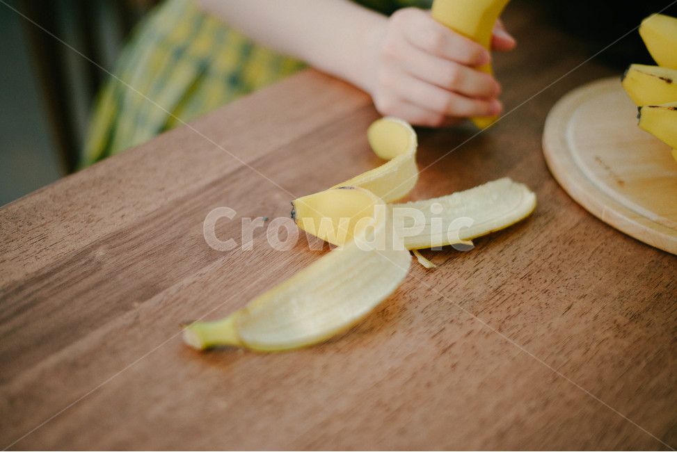 바나나,노랑,yellow,banana,손,원피스,노란색,노랑색,컨셉,concept,과일,열매,열대과일,프루트,fruit,먹을것,음식,식품,신선도,디저트,cook,food,table,우드테이블,wood,껍질,바나나껍질,과일,열매,fruit