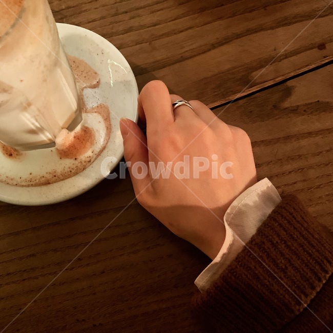 pottery,도기류,saucer,받침접시,wood,나무,손,커피,coffee,티타임,커피잔,유리잔,더티커피,카페인,음료,카페,라떼