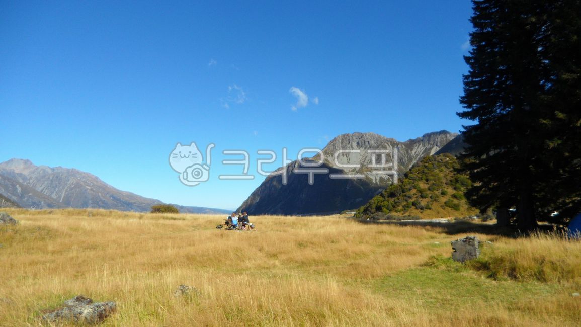 mountainrange,naturallandscape,mountainous landforms,clouds,outdoor dining,Cook Mountain,mountainouslandforms,cumulus,plateau,human,sky,hookervalley,South Island,mountain range,New Zealand,outdoor,hill,natural scenery,outdoors,newzealand,background,snow,p