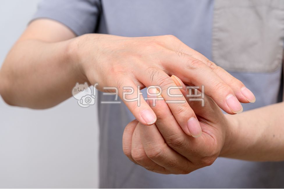 손가락마디통증,관절염,손가락,류마티스관절염,통증,마디,남성,손,손목,치료,류마티스,남자,관절,고통,의학,의료,물리치료,질병,염증,건강,사람,의료,의학,병원,medical,hospital,clinic
