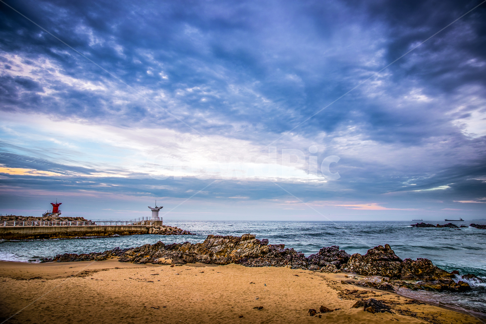 동해바다,해변,바닷가,먹구름,일출,일몰,드라마틱,환상적인,모래,등대,빨간등대,water,물,sea,바다,outdoors,옥외,nature,자연,ocean,대양,shoreline,해안선,하얀등대,해변,바다,beach,sea,등대,lighthouse