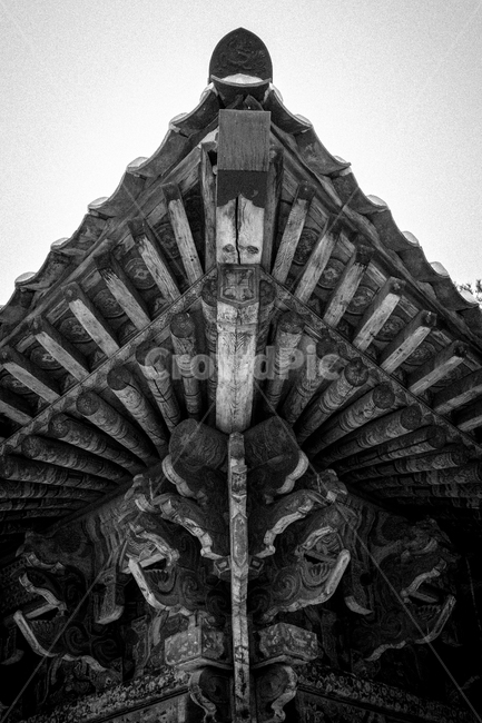 architecture,건축물,building,건물,temple,사찰,절,처마,처마끝,전통건축,한국전통,한국문화,korean traditional,korean culture,흑백,모노톤,monochrome,black and white,건축물,건물외관,exterior,building,structure,architecture,construction