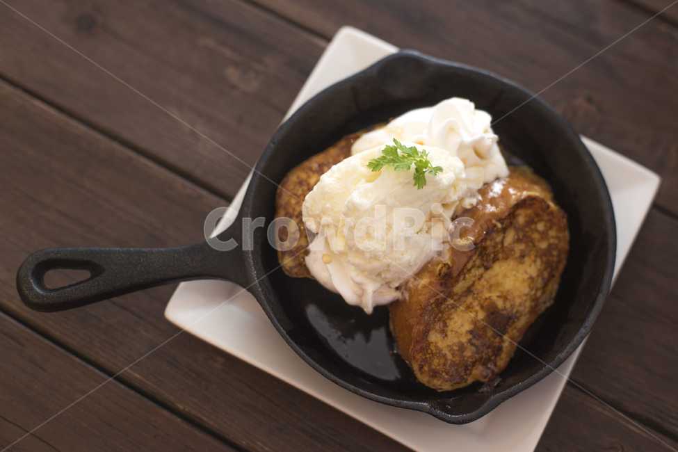 식빵,빵,바게뜨,프렌치토스트,토스트,설탕,크림,아이스크림,바닐라,카페,메뉴,프라이팬,브런치,음식,식재료,요리,food,cook,meal,dishes,food reserves,디저트,간식,후식,dessert,snack