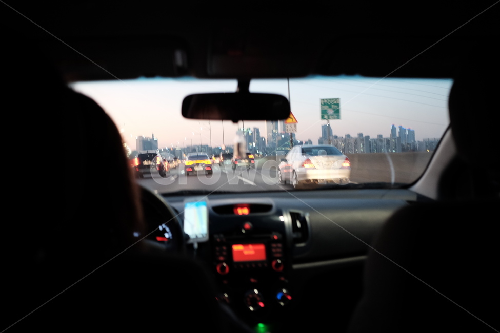 운전,앞창문,앞유리,자동차,car,차,automobile,운전자,드라이버,교통,교통수단,traffic,transportation