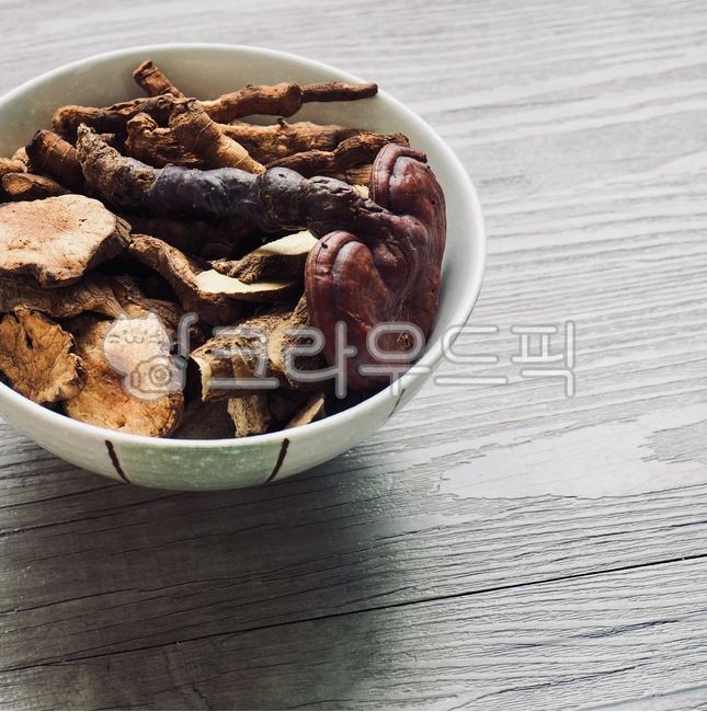 동양의학,한약재료,한약재,약재,뿌리,식물,뿌리식물,음식,배경,그릇,도자기그릇,건강식품,감기,약,한약,감초,대추,검정,한방약,한방,건조식품,의학,아시아문화,한국문화,감기치료제,orientalmedicine,chinesemedicineingredients,herbalmedicine,medicine,root,plant,food,background,bowl,porcelainbowl,healthfood,cold,about,chinesemedicine,licorice,jujube,black,driedfood,asianculture,koreanculture,coldremedy