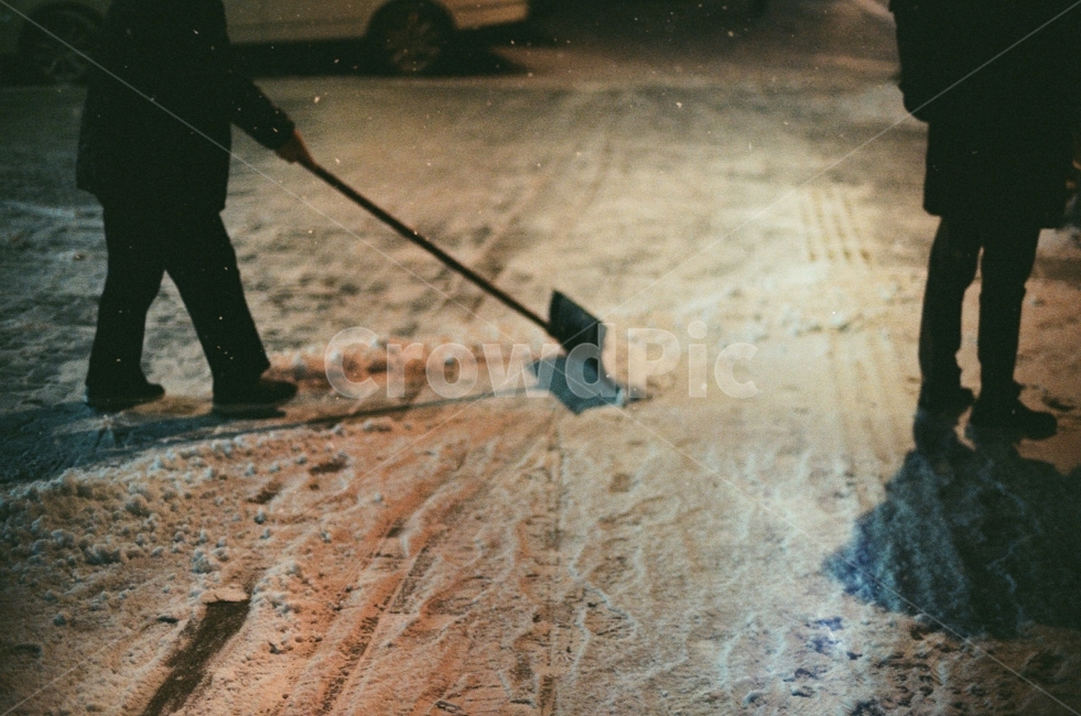 눈,풍경,인물사진,거리,겨울풍경,청소,봉사,실루엣,필름사진,겨울,아름다운,snow,winter,film,sensitive,street,겨울,계절,winter,season,사람,인물,인간,human,person