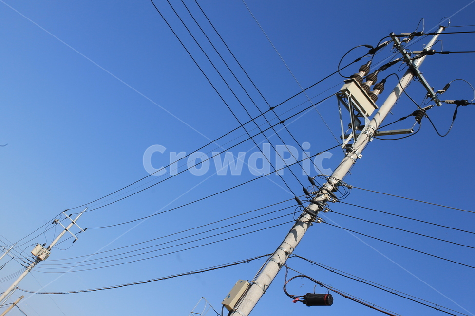 전봇대,전신주,전기선,telephonepole,utilitypole,파란하늘,telegraphpole,전력케이블,sky,bluesky,파른하늘,푸른하늘,하늘
