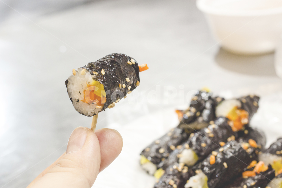 Gwangjang Market,Easy,restaurant,tourism,delicious,Addicted,food,seoul,market,kimbap,Street,Drug Gimbap