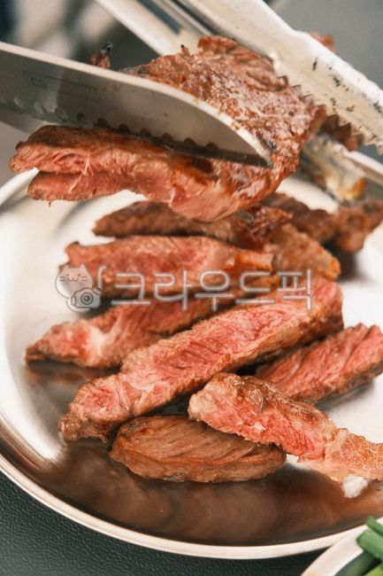 Beef,meat,cooked meat,cutting meat,meat-eating,dinner,family meal