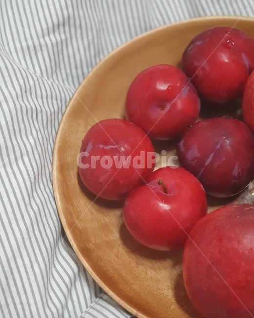 자두,과일,빨강,나무접시,휴식,간식,음식
