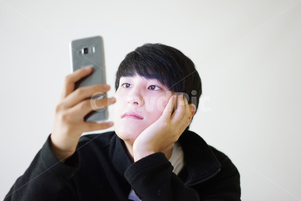 남성,남자,스마트폰,핸드폰,휴대폰,모바일,it,전자기기,전자제품,지루,사람,인물,인간,human,person,얼굴표정,facial expression,face,남성,남자,man,male,감정표현,기분,feeling,emotion,정보통신기술,전자기기,전자제품,it,information,technology,electronic equipment
