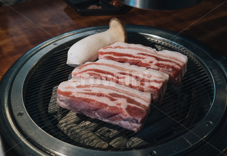삼겹살,버섯,새송이버섯,숯불구이,food,맛집,음식,식재료,요리,food,cook,meal,dishes,food reserves,육류,고기,meat