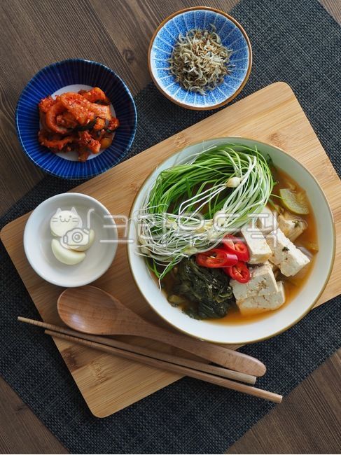 한식,달래,달래된장국,된장국,된장찌개,반찬,배경,음식,요리,한국음식,아시아음식,전통음식,두부,한국문화,웰빙,웰빙음식,misosoup,soybeanpastestew,sidedish,background,food,cooking,koreanfood,asianfood,traditionalfood,tofu,koreanculture,wellbeing,wellnessfood,한국전통음식,식사,채소,야채,meal,vegetable,koreantraditionalfood,음식,식재료,요리,food,cook,meal,dishes,food reserves