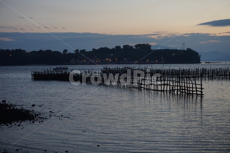 죽방렴,bambooweirs,일몰,황혼,바다,구름,하늘,야외,weir,sun,nature,bamboo,outdoor,landscape,ocean,orange,sea,seashore,sunset,wall,twilight,seaside,season,shore,sky,seascape,attractive,evening,beautiful,dusk,coast,streams,water,softening