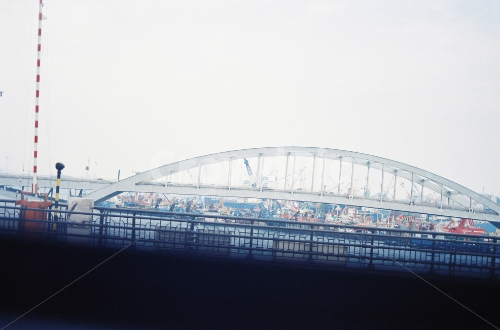 감성사진,다리,부산,차,음울함,도시,풍경,city,landscape,한국도시풍경,한국도시경관,korea cityscape,building,건물,architecture,건축물,bridge,arched,아치형,arch bridge,아치교,arch,아치