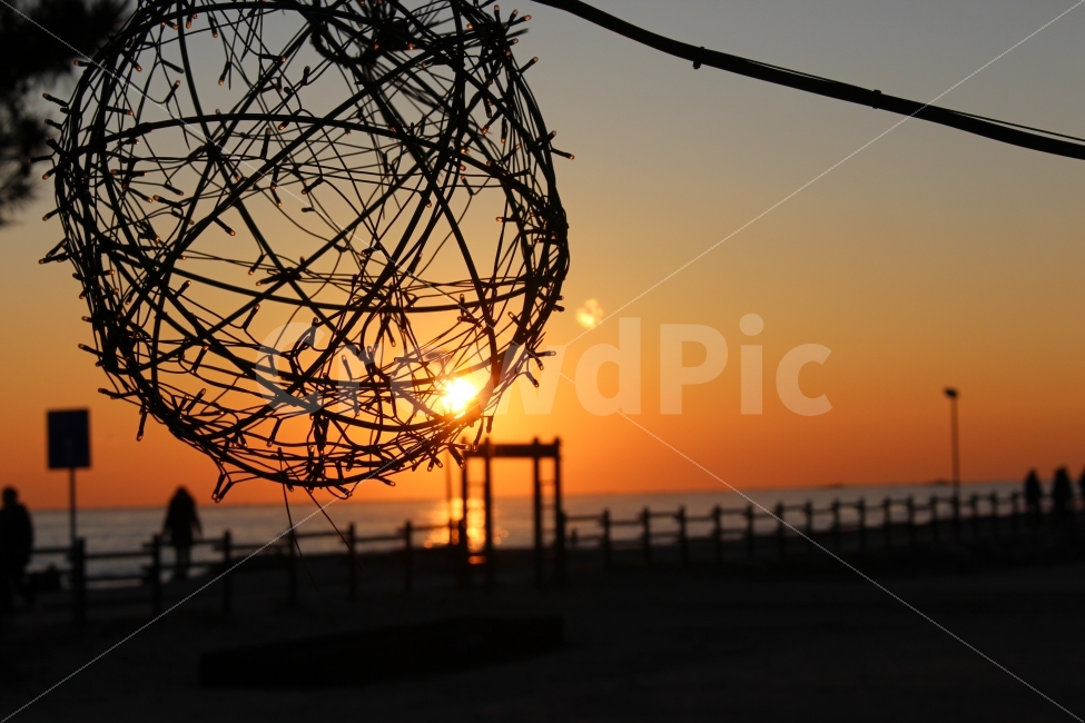 	바다,일출,해,여행,힐링,해변,속초,물,붉은,ocean,autumn,sunrise,travel,자연,nature,경치,자연,풍경,nature,landscape,감성,sensible,feeling,사물,물건,오브젝트,thing,object,matter,light,빛,flare,플레어,outdoors,옥외,sunlight,햇빛,sky,하늘,dawn,새벽,dusk,황혼,red sky,붉은 하늘,sunset,일몰