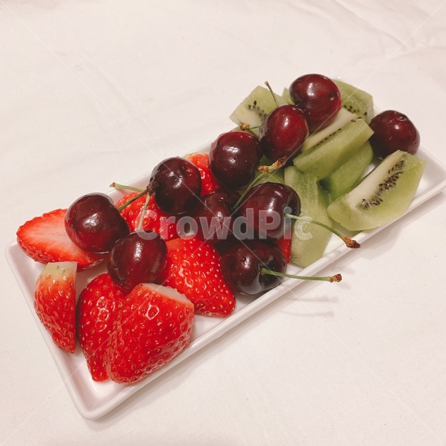 체리,키위,딸기,과일,싱그러운,하트체리,싱싱한,접시,cherry,strawberry,kiwi,fruit,heartcherry,dish,음식,식재료,요리,food,cook,meal,dishes,food reserves,과일,열매,fruit