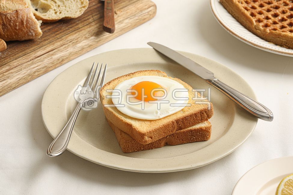 bread,fried egg,egg,snack,food,toast,brunch,cooking,breakfast