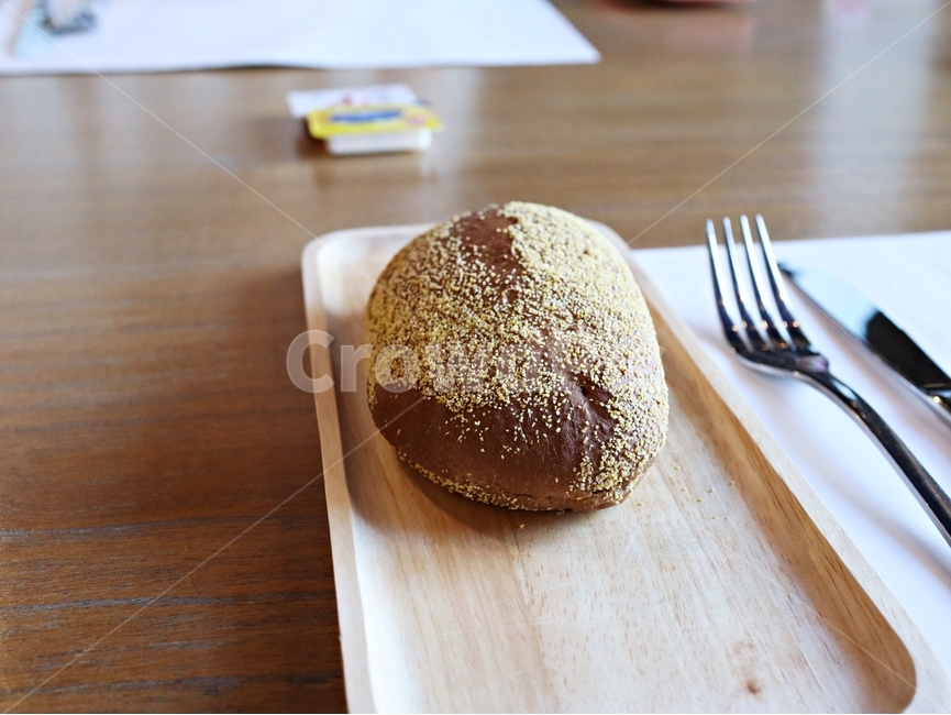 cutlery,주방용칼,fork,포크,food,건포도롤빵,bun,빵,bread,음식
