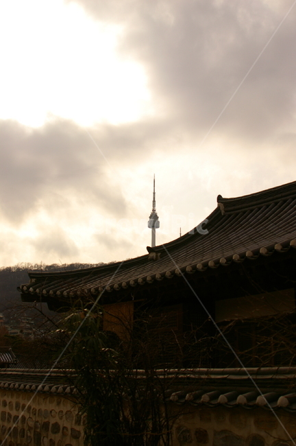 한옥,전통,한국적인,건축물,건물,탑,석양,저녁,야외,지붕,한국전통,한국,랜드마크,감성사진