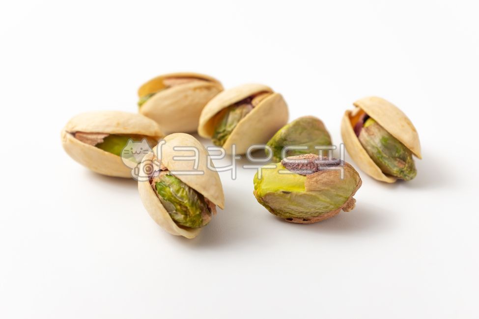 피스타치오,견과류,열매,껍질,씨앗,볶음,간식,디저트,녹색,음식,식사,식품,식료품,재료,식재료,음식재료,클로즈업,고소한,달콤한,향긋한