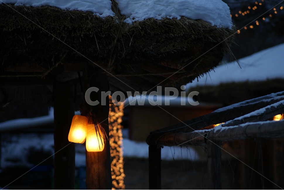 초가집,등불,배경,밤풍경,겨울,겨울,계절,winter,season,야경,밤,풍경,nightscape,night,landscape