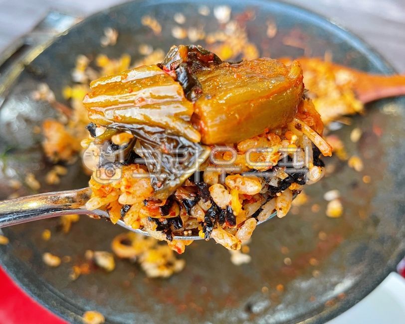 갓김치볶음밥,김치볶음밥,볶음밥,볶음,김치,갓김치,갓,날치알볶음밥,날치알,음식,요리,식사,식재료,쌀,밥,쌀밥,food,dish,cook,meal,rice