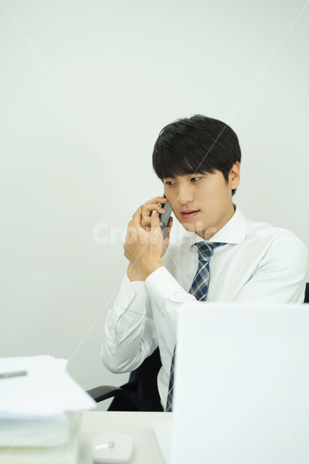 비즈니스,사업가,직장인,회사원,업무,남성,남자,사무실,책상,정장,와이셔츠,통화,전화,사람,인물,인간,human,person,남성,남자,man,male,흑백,모노톤,monochrome,black and white,산업,industry,industrial,비즈니스,사업,business,service,work