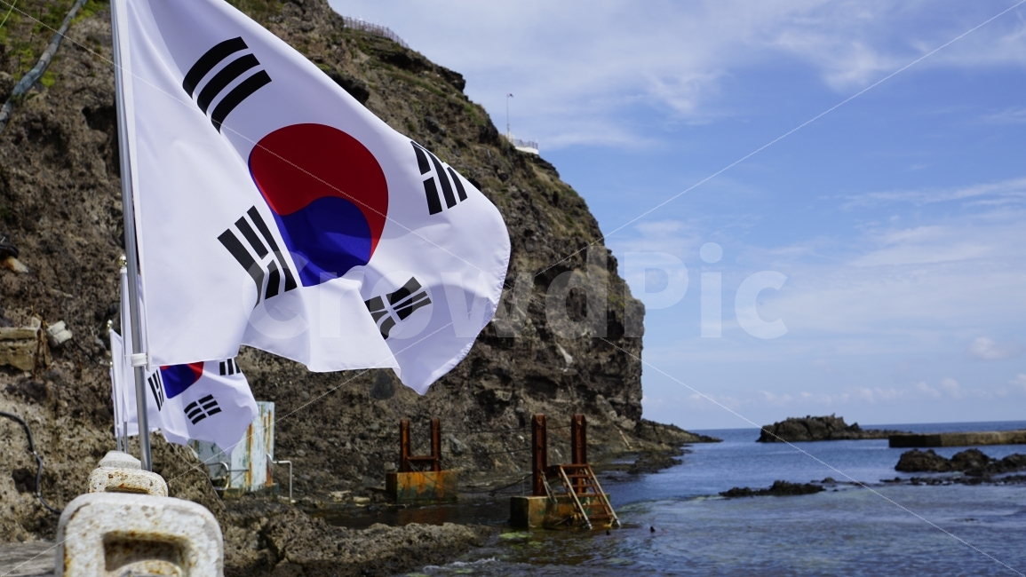 독도,태극기,바다,섬,물결,하늘,구름,바위,암석,절벽,낭떠러지,암벽,돌,푸른,한국,애국심,snap,스냅,스넵,스넵사진,스냅사진,푸른하늘,푸른바다,경치,풍경,코리아,korea,flag,landscape,한국자연,자연,풍경,nature,landscape,symbol,상징,깃발