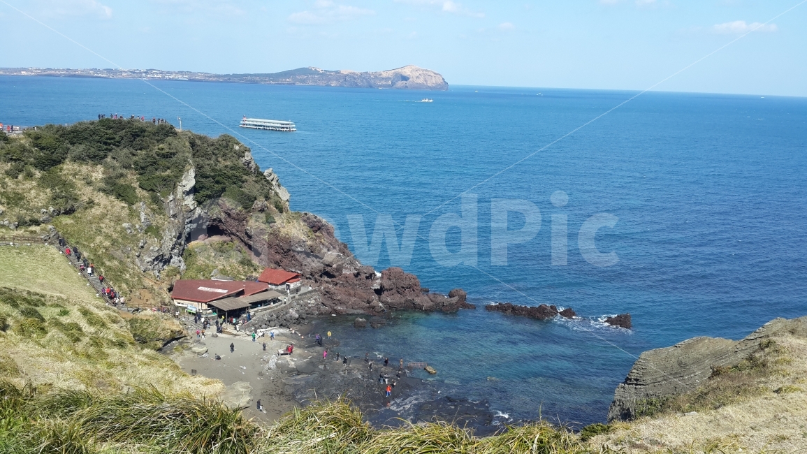 2월의제주,신혼여행,성산일출봉,날씨맑음,여름날씨,자연,풍경,nature,landscape,제주도,jeju,jeju island,promontory,곶,outdoors,옥외,sea,바다,water,물,ocean,대양,shoreline,해안선,land,땅
