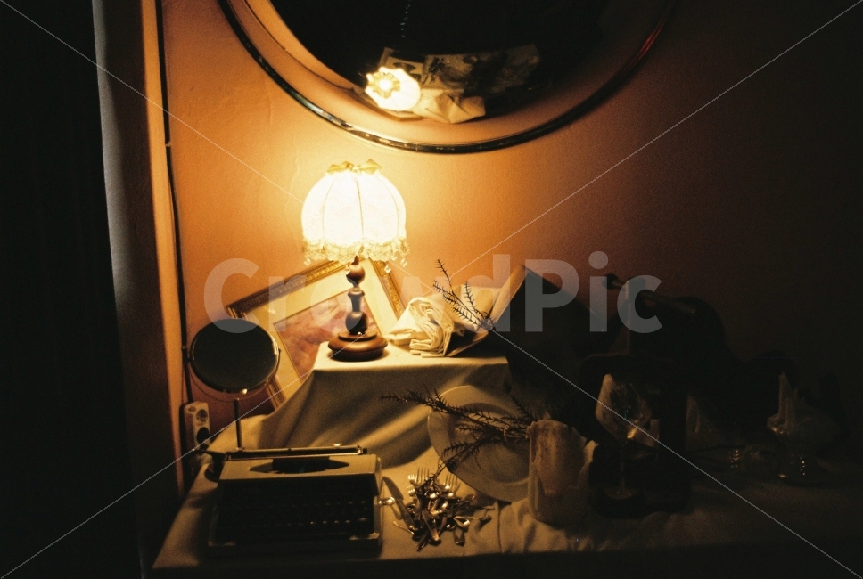 앤틱,타자기,조명,인테리어,감성,가구,필카,필름카메라,감성,sensible,feeling,인테리어,실내디자인,interior design