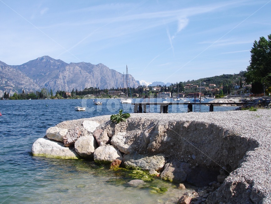 이탈리아,가르다호수,이탈리아에서가장큰호수,물,거대한호수,푸른하늘,italy,lakegarda,gradalake,biggestlakeinitaly,lake,배,보트,푸른호수,바위,rock,자연,풍경,nature,landscape,해외,외국,세계,foreign,oversea,world,세계자연풍경,해외자연풍경,외국자연풍경,world nature landscape,water