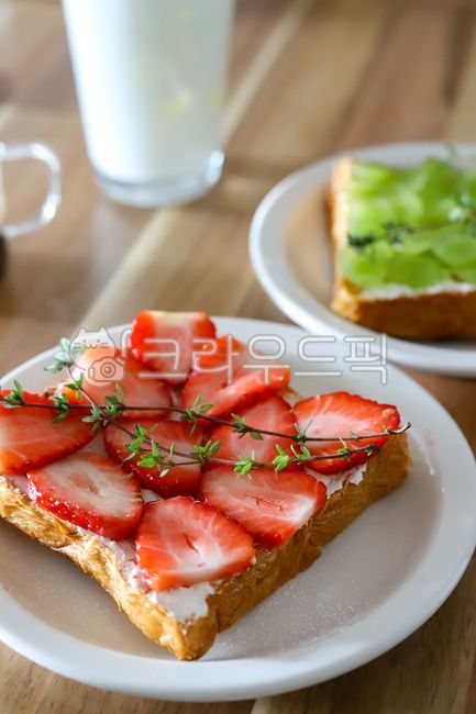 딸기,딸기디저트,과일디저트,토스트,딸기샌드위치,디저트,샌드위치,타임,허브,포도,청포도,홈카페,카페메뉴,카페디저트,카페,음식,접시,strawberry,grape,thyme,나무테이블,우드테이블,table,wood,plate,dish