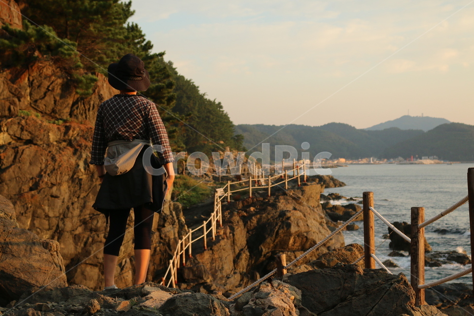 seascape,Dullegil,Gyeongbuk,Yeongdeok Beach,silhouette,dawn,Sunrise,travel,woman on the beach